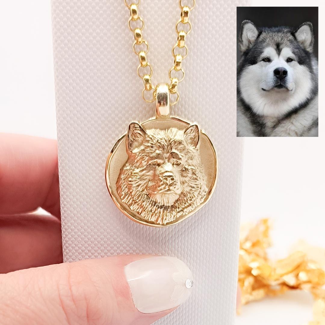 Goldene Halskette mit rundem Anhänger, der das 3D-Porträt eines Hundes zeigt, inspiriert vom Foto daneben